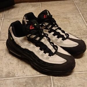 Men's Black Nike Air Max 95 Sneakers Size 12